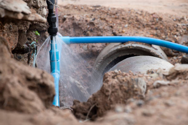 przerwa w pipecie wodociągowej . odsłaniając pęknięcie wody głównej, koncentruje się na natryskiwanie wody i rury. - cement house industry homes zdjęcia i obrazy z banku zdjęć