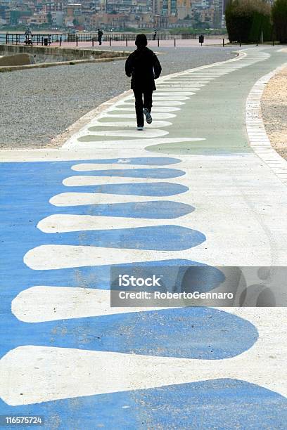 Foto de Corrida No Parque e mais fotos de stock de Atividade Física - Atividade Física, Azul, Bloco de Cor