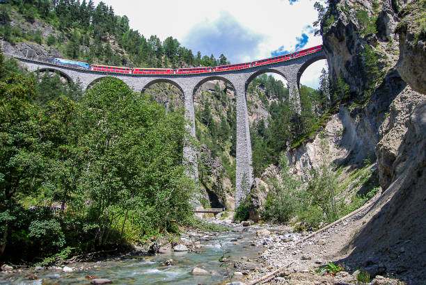 treno attraverso il landwasserviaduct - graubunden canton foto e immagini stock