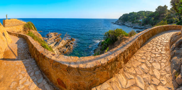 trilha de caminhada ao longo da costa em lloret de mar - mediterranean countries gerona catalonia spain - fotografias e filmes do acervo