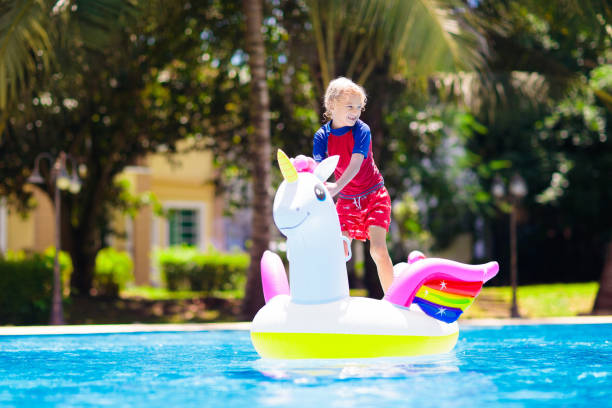 niño en flotador de unicornio en la piscina. los niños nadan - 18827 fotografías e imágenes de stock