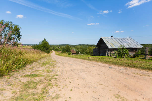 casa de madera y camino rural, paisaje rural. pueblo remoto en karelia república, rusia. - 16747 fotografías e imágenes de stock