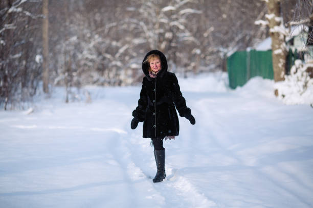 雪の多い冬の森の若い女性の肖像画。 - 11321 ストックフォトと画像