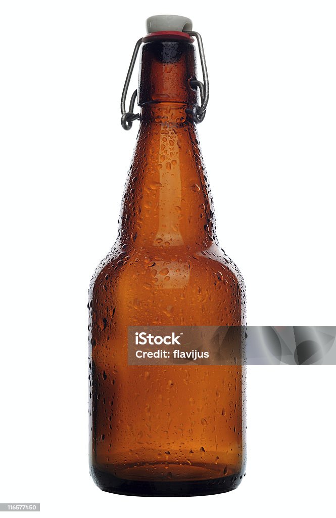 Bottiglia di birra con gocce d'acqua - Foto stock royalty-free di Alchol