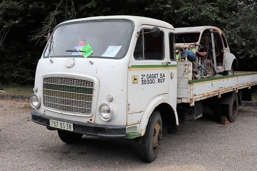 Fiat UNIC OM 30 white truck of 1964 - 3 rd meeting of old vehicles - Village of Saint Agnin sur Bion - Isère - July 28, 2019 - Front of the vehicle