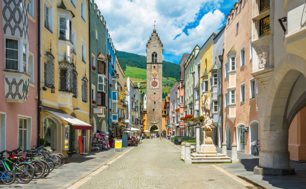 die bunte stadt vipiteno, trentino südtirol, norditalien - merano stock-fotos und bilder