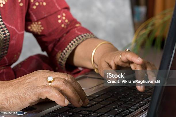 Руки Пожилая Женщина Работает На Ноутбуке — стоковые фотографии и другие картинки Компьютерная клавиатура - Компьютерная клавиатура, Женщины, Золото