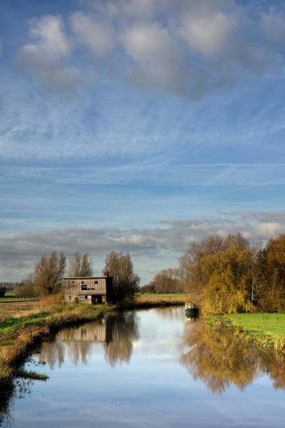 old shed along the river giessen - alblasserwaard imagens e fotografias de stock