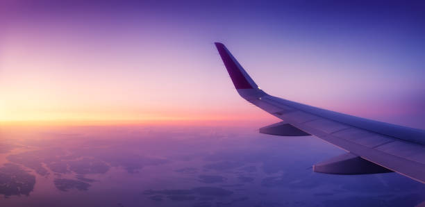 viento de avión en el fondo del cielo del amanecer. composición de aeronaves. transporte aéreo. viaja en avión. viaje - imagen - ala de avión fotografías e imágenes de stock