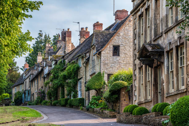 pintorescas cabañas románticas de piedra cotswold en the hill, en el encantador pueblo de burford, cotswolds, oxfordshire - warwickshire fotografías e imágenes de stock