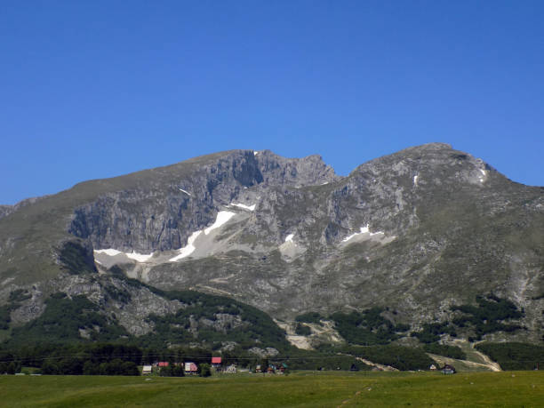 istock Small village with a large mountain in the background 1165787989