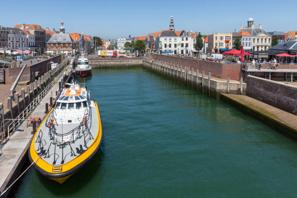 cidade holandesa vlissingen do porto com os barcos piloto prontos para a partida - harbor pilot - fotografias e filmes do acervo