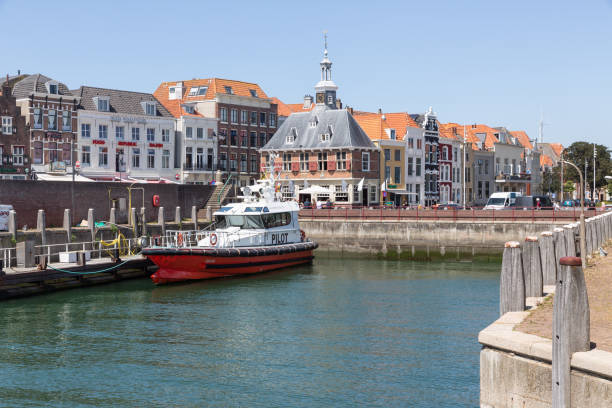 cidade holandesa vlissingen do porto com o barco piloto pronto para a partida - harbor pilot - fotografias e filmes do acervo