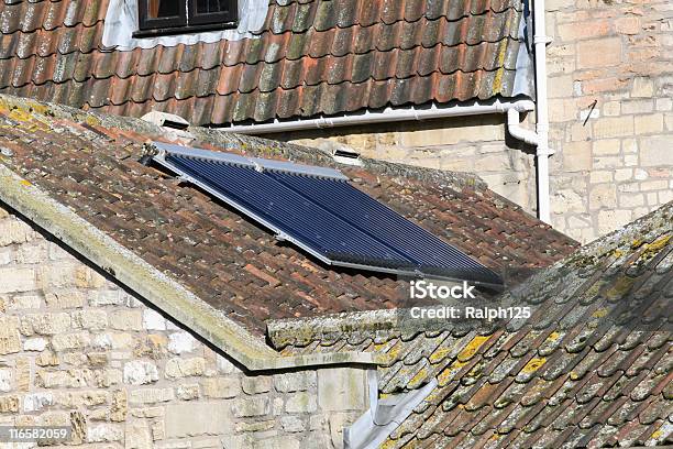 Solar De Calentamiento De Agua Foto de stock y más banco de imágenes de Agua - Agua, Arquitectura, Calor