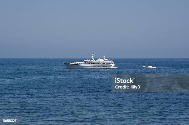 Luxury Yacht Ziehen Ein Rettungsboot Stockfoto und mehr Bilder von Alles hinter sich lassen - Alles hinter sich lassen, Atlantik, Auf dem Wasser treiben