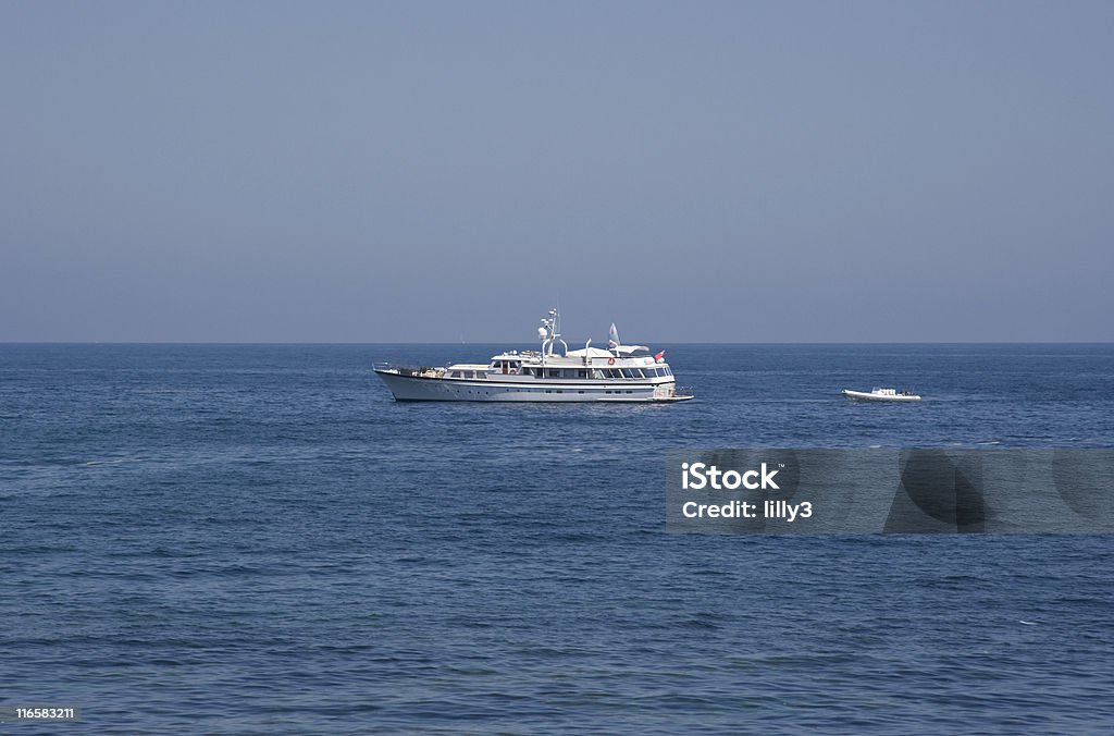 yacht de luxe en tirant un canot de sauvetage - Photo de Activité de loisirs libre de droits