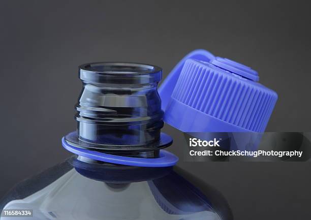Acqua Bottiglia Di Plastica Riciclata Bisphenol - Fotografie stock e altre immagini di Attaccato - Attaccato, Tappo di bottiglia, Coperchio