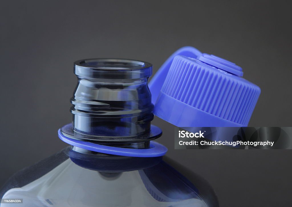 Пластиковая бутылка воды переработанного Bisphenol - Стоковые фото Колпачок для бутылок роялти-фри