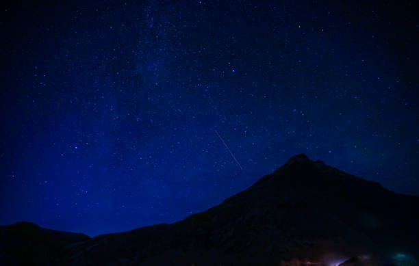 silueta de montaña y cielo estrellado (islandia) - 16296 fotografías e imágenes de stock