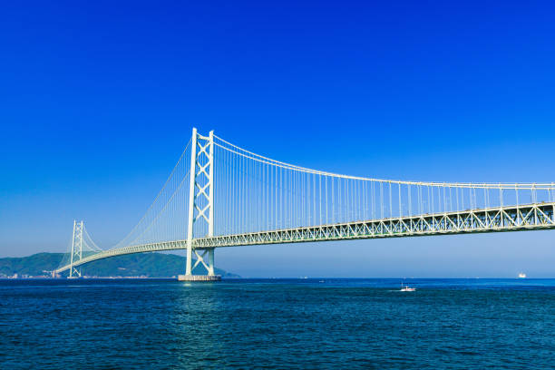 paesaggio del ponte akashi kaikyo sullo sfondo del cielo blu nella mattina d'estate - kobe bridge japan suspension bridge foto e immagini stock