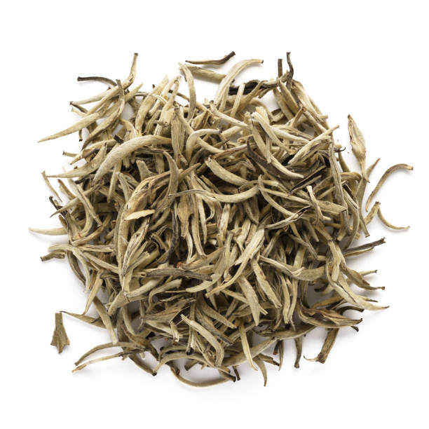 suche białe liście herbaty wyizolowane na białym tle. - dry tea zdjęcia i obrazy z banku zdjęć