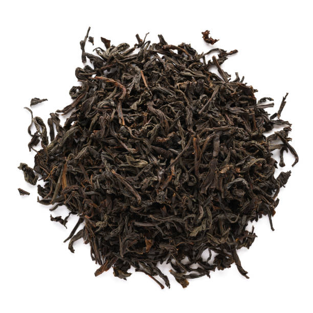 suche czarne liście herbaty wyizolowane na białym tle. - dry tea zdjęcia i obrazy z banku zdjęć