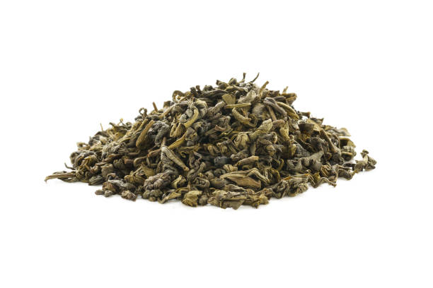 suche liście herbaty oolong izolowane na białym tle. - dry tea zdjęcia i obrazy z banku zdjęć