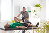 physiotherapeut-dehnt-mann-die-beine.jpg