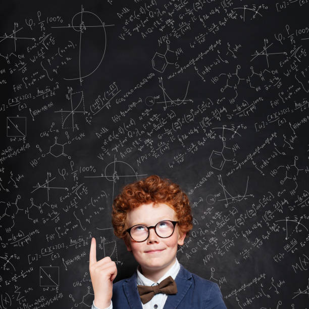 안경에 곱슬 생강 머리와 똑똑한 아이 소년입니다. 천재 아이 초상화 - mathematics mathematical symbol child intelligence 뉴스 사진 이미지