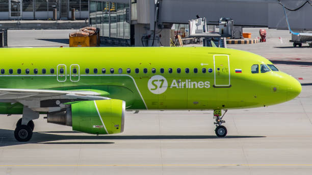 kuvapankkikuvat ja rojaltivapaat kuvat aiheesta airbus a320-214 s7 airlines rullaa münchenin lentokentällä terminaaliin - airbus a320 214
