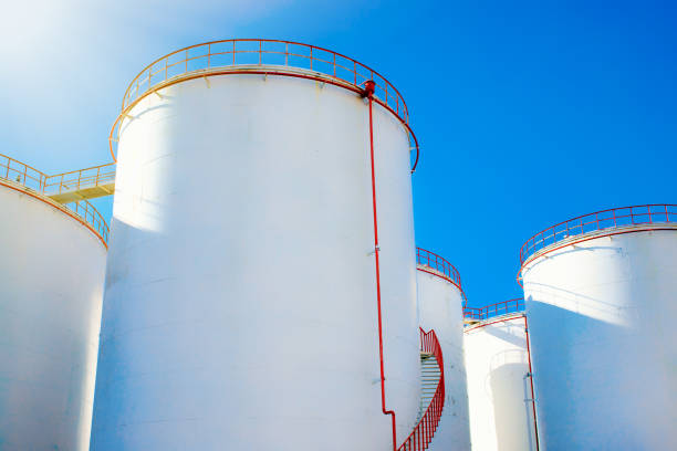 tanques de almacenamiento en planta química - storage tank silo chemical factory fotografías e imágenes de stock