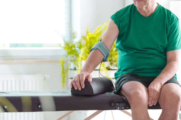 理学療法における電気刺激 - pain elbow physical therapy inflammation ストックフォトと画像