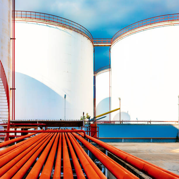 화학 저장 탱크 및 적색 파이프라인 - chemical plant refinery industry pipe 뉴스 사진 이미지