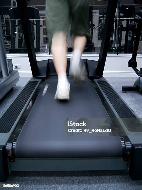 Trotar En Un Gimnasio Foto de stock y más banco de imágenes de Actividad - Actividad, Actividades y técnicas de relajación, Adulto