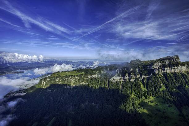 blick auf den thunersee und die berner alpen inklusive jungfrau, eiger und monch gipfel vom gipfel niederhorn im sommer, kanton bern, schweiz, tapete, beliebtes reiseziel berg niederhorn - switzerland green thun aerial view stock-fotos und bilder