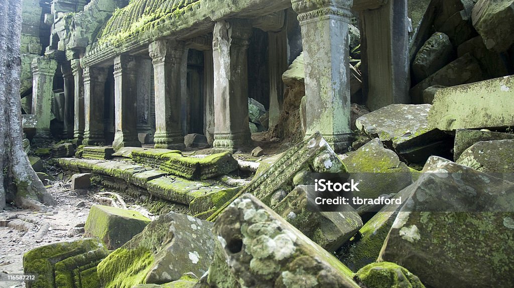 As ruínas do Templo perto de Angkor Wat, do Camboja - Foto de stock de Civilização Milenar royalty-free