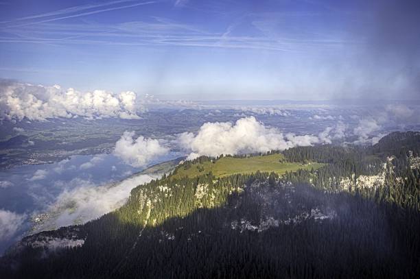 vista do lago thun e dos alpes de bernese que incluem os picos de jungfrau, de eiger e de monch da parte superior de niederhorn no verão, cantão de berna, switzerland, papel de parede, destino popular do curso mt niederhorn - thun aerial view switzerland tree - fotografias e filmes do acervo