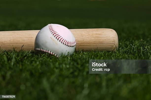 Béisbol Y Palo Foto de stock y más banco de imágenes de Bate de béisbol - Bate de béisbol, Esfera, Gala de baile de salón