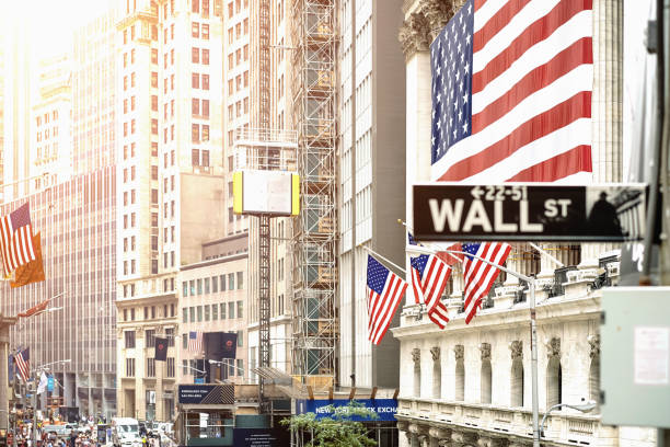 börse new york, wall street, usa - wall street new york stock exchange american flag manhattan financial district stock-fotos und bilder