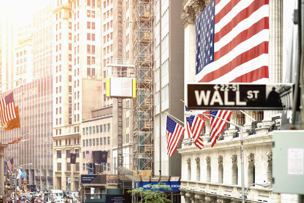 нью-йоркская фондовая биржа, уолл-стрит, сша - wall street new york stock exchange stock exchange street стоковые фото и изображения