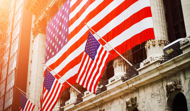 wall street, vereinigte staaten von amerika (usa) - wall street new york stock exchange american flag manhattan financial district stock-fotos und bilder