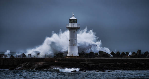phare de breakwater de wollongong pendant une tempête lourde - wollongong photos photos et images de collection