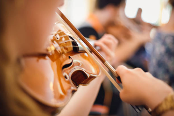 l'orchestre des jeunes - violin family photos et images de collection