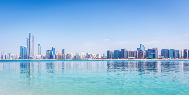 水と高層ビルとアブダビスカイライン - abu dhabi united arab emirates corniche city ストックフォトと画像
