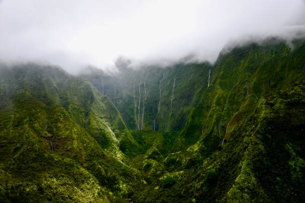 плачущие стены, кауаи - hawaii islands mountain kauai sea стоковые фото и изображения