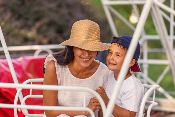 遊園地で息子と幸せな母の肖像 - ferris wheel luna park amusement park carnival ストックフォトと画像