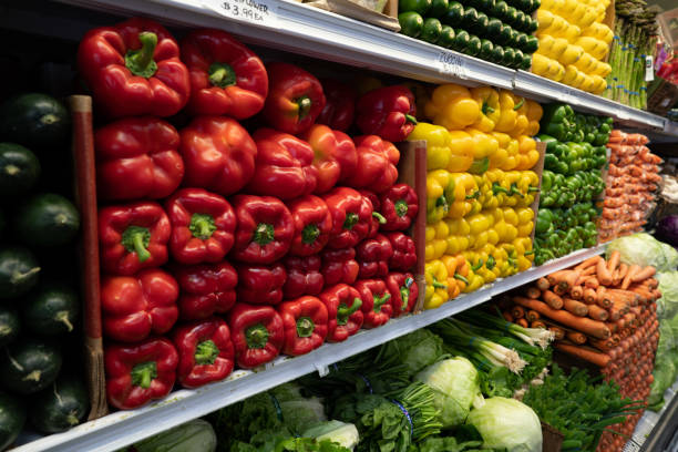 pimentas de sino, verdes, cenouras, pepinos, alface, vegetais na seção do produto da mercearia - pepper bell pepper market spice - fotografias e filmes do acervo