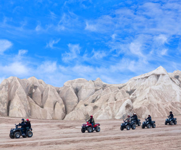 touristes appréciant une promenade en quad en cappadoce, turquie - action off road vehicle motocross cycle photos et images de collection