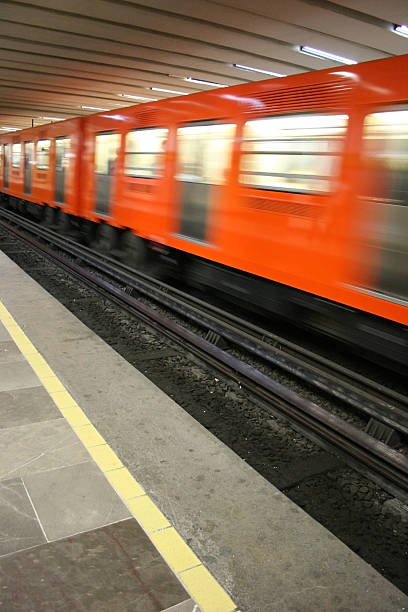 Metro, el sistema de trenes Metro patines velocidad pasado plataforma - foto de stock