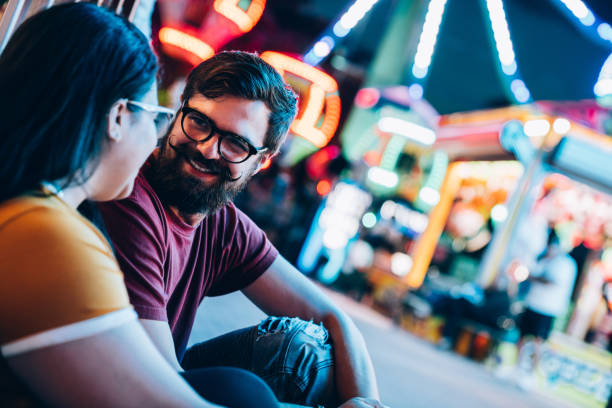 zabawa w parku rozrywki - amusment park zdjęcia i obrazy z banku zdjęć